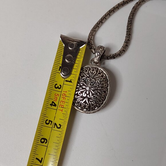 20 Inch Silver Tone Pretty Oval Shaped Pendant Necklace - Picture 11 of 11